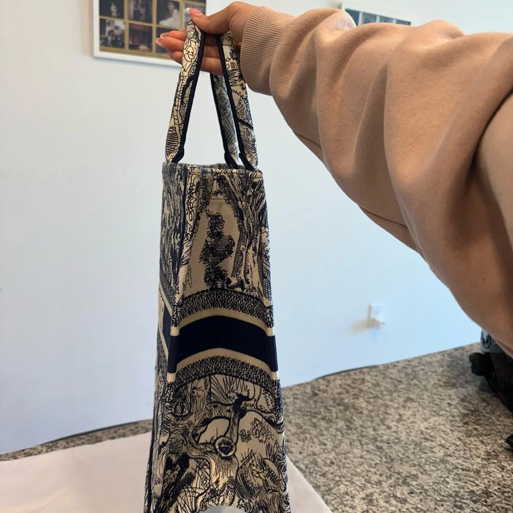 Navy Dior book  Tote !!💙 - Picture 7 of 10